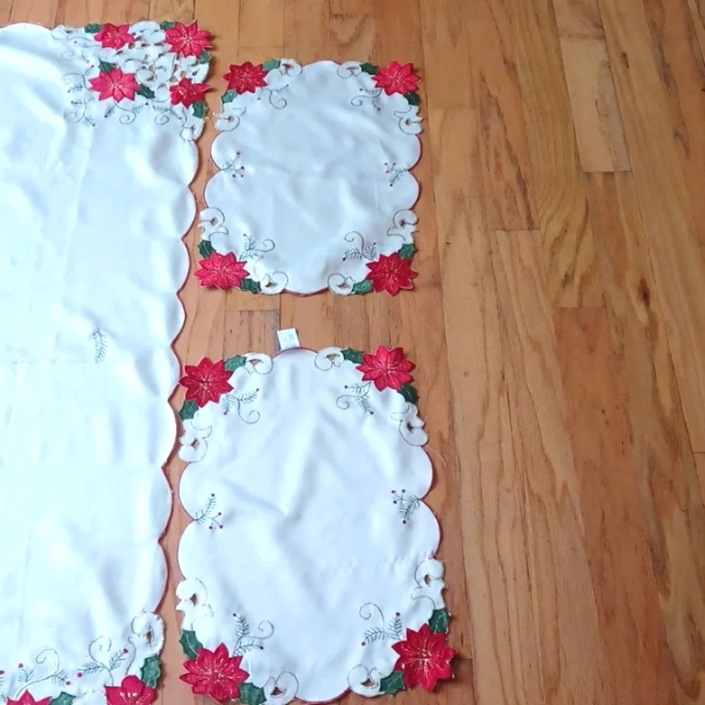 Poinsettia Red Embroidery Table Cloth 51 W 68L  Cream 5 Matching Place Settings